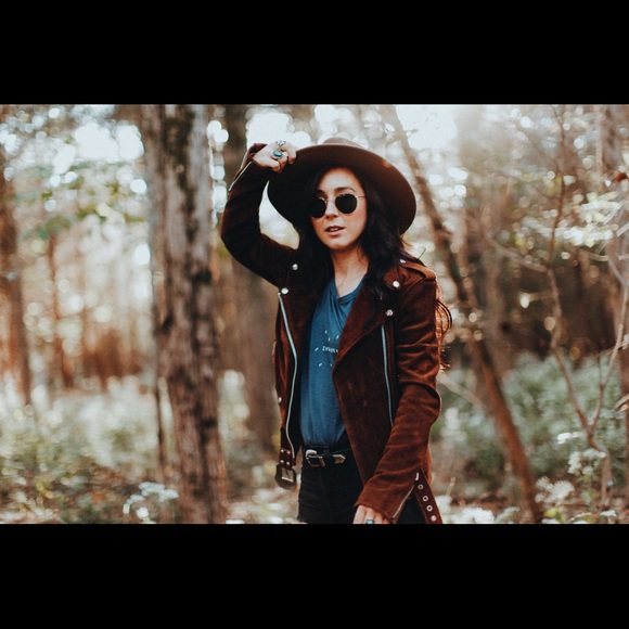 Meet your Posher, Alyssa. - Picture 1 of 2